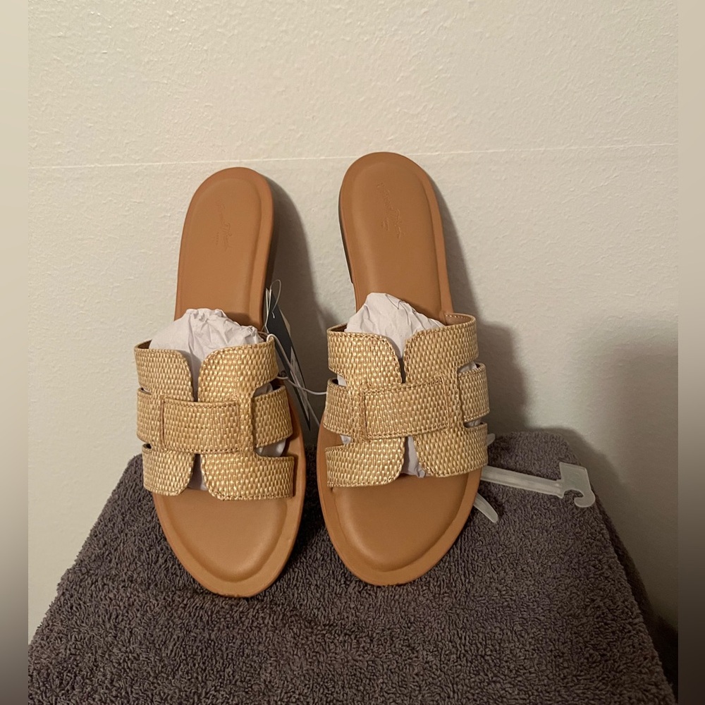 NWT Universal Thread Carla Memory Foam Sandals Tan Size 9 1/2